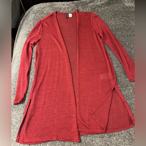 DIVIDED H&M Burgundy size M Long Light Cardigan with side slits NWOT - Picture 4 of 10